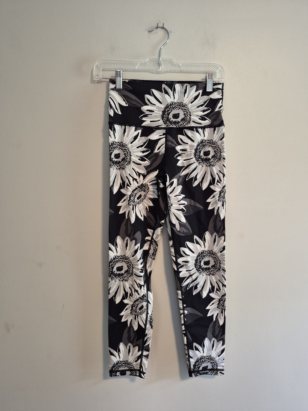Aerie Medium Black & White Sunflower Floral Print Athletic Leggings